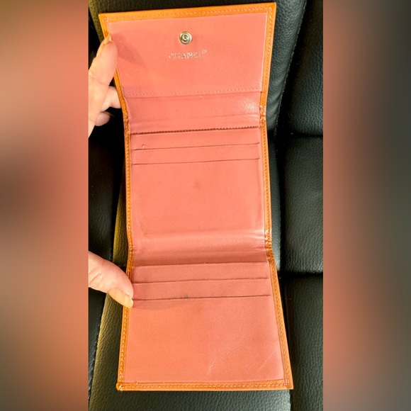 CHANEL RARE ORANGE TRIFOLD ENAMEL WALLET - Picture 5 of 9